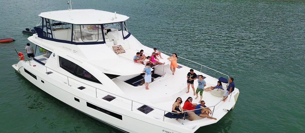 Charter Luxus Power Katamaran Motoryacht Sanyati Phuket
